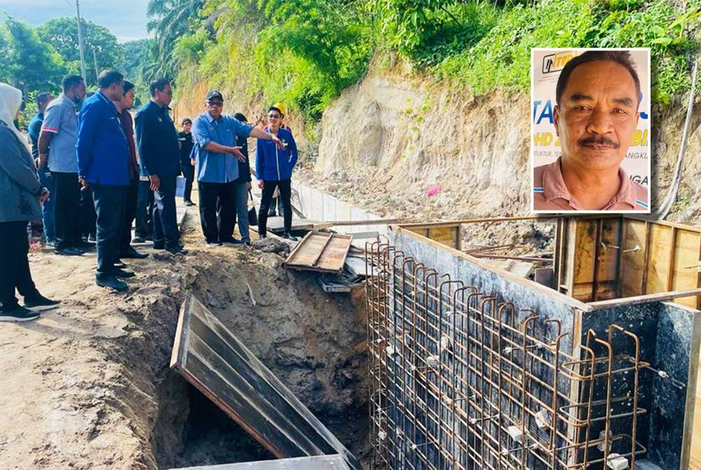 Mohd Zolkafly (dua dari kanan) ketika meninjau Pembangunan Lembangan Sungai Bersepadu Sungai Perak Fasa 1, Projek Saliran Mesra Alam ketika lawatan kerjanya di Sungai Siput pada Selasa. (Gambar kecil: Mohd Nasib)