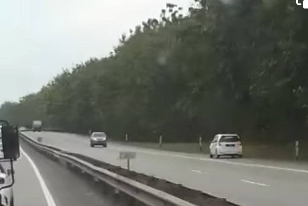 Tangkap layar video tular sebuah Myvi melawan arus di Kilometer 31.2 Lebuhraya Utara Selatan menghala Kulai.