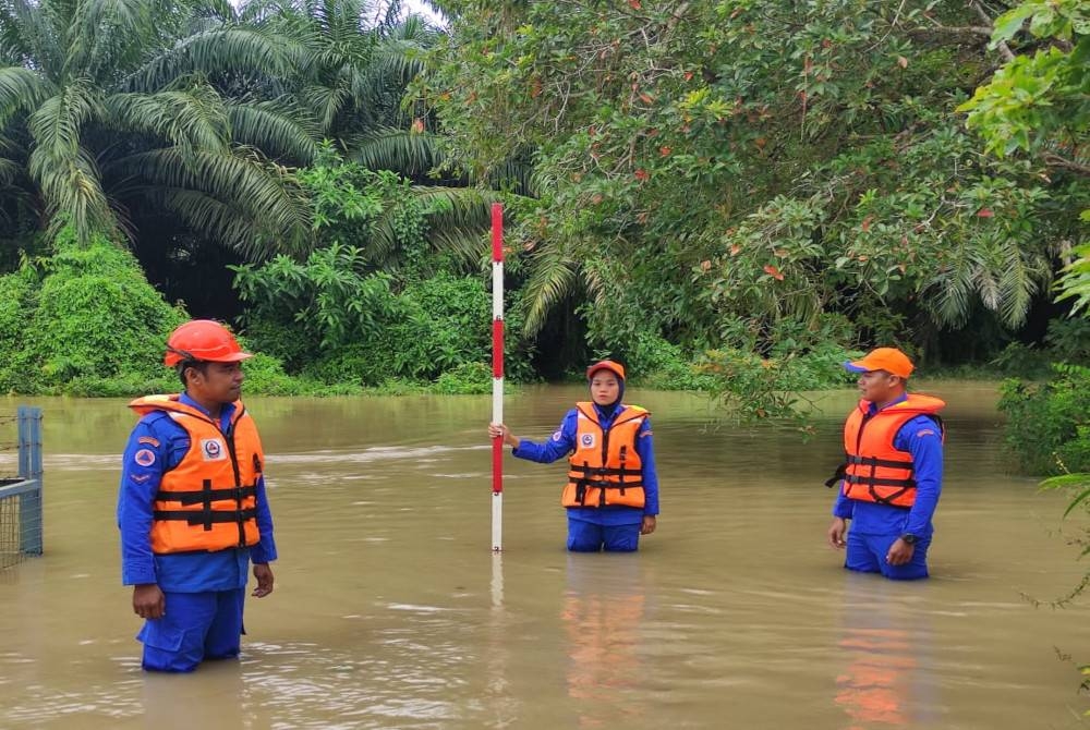 Anggota APM Pendang melakukan pemantauan paras air di Sungai Pendang pada Selasa. - Foto Ihsan APM Kedah