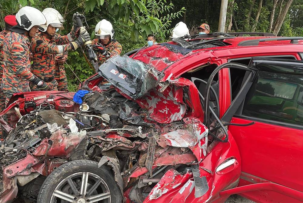 Anggota bomba dari Balai Bomba dan Penyelamat Indera Mahkota membantu mengeluarkan mangsa yang tersepit selepas terbabit nahas melibatkan MPV dan lori di Jalan Kuantan-Sungai Lembing pada Selasa.