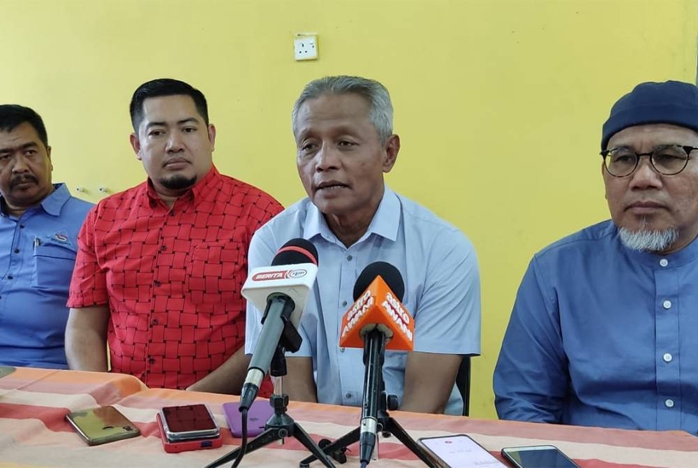 Othman (dua dari kanan) pada sidang akhbar selepas Program Tanggungjawab Sosial Korporat, Perbadanan Usahawan Nasional Berhad (PUNB) di Dewan Kuala Kerpan, Jerlun, pada Selasa.