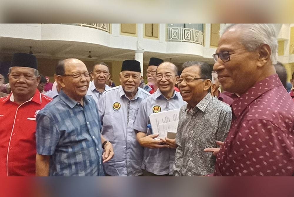 Tun Musa Hitam (dua dari kiri) bergambar bersama ahli Majlis Bekas Wakil Rakyat (Mubarak) selepas program Program Bicara Tokoh di Desaru pada Selasa.