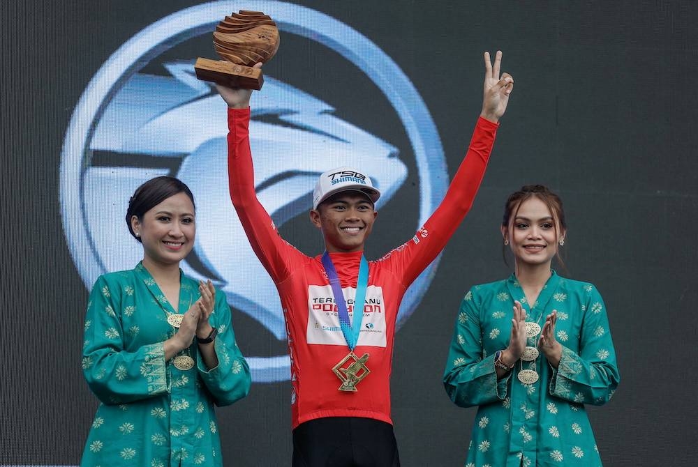 Nur Aiman dinobatkan Raja Bukit (Jersi Merah) Petronas LTdL 2022 selepas tamat lapan peringkat Petronas LTdL 2022 di Langkawi pada Selasa. -Foto: Bernama