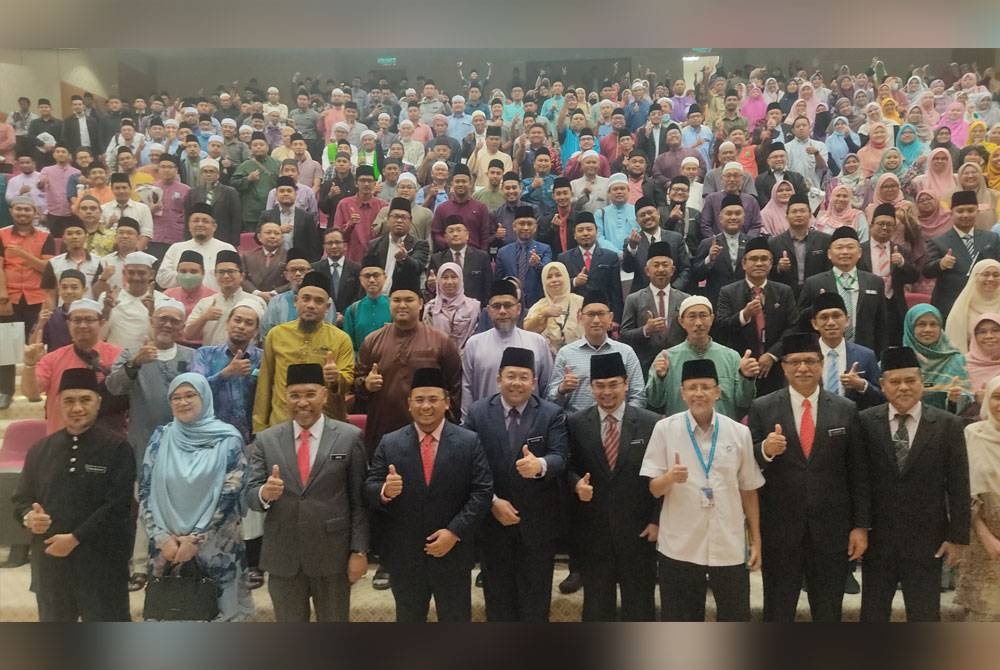 Idris (dua dari kiri) dan Amirudin (tiga dari kiri) ketika di program Multaqa Murabbi Ummah (MMU) Peringkat Negeri Selangor di Masjid Sultan Salahuddin Abdul Aziz Shah pada Selasa.