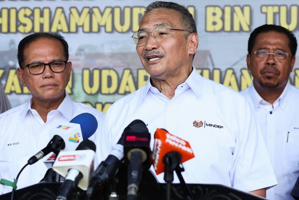 Hishammuddin ketika sidang media pada Majlis Penyerahan Aset Banjir kepada kerajaan Pahang di Pengkalan Udara Kuantan. - Foto Bernama.