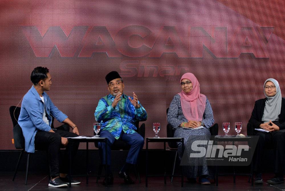 Tajuddin (dua dari kiri) pada program Wacana Sinar Harian bertajuk “Demi Rakyat Atau Kuasa” yang menampilkan Ismail Adnan (kiri) Siti Aishah (dua dari kanan) dan Mardhiyyah yang berlangsung di Kompleks Kumpulan Karangkraf pada Selasa. Foto SINAR HARIAN / MOHD HALIM ABDUL WAHID.