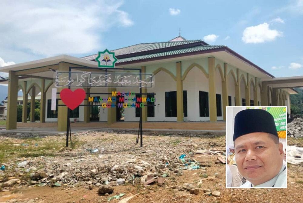 Masjid Maahad Muhammadi Gua Musang ini mampu menampung 1,000 jemaah pada satu-satu masa dengan perbelanjaan pembinaannya disumbangkan oleh orang ramai. Gambar kecil: Mohd Zaki