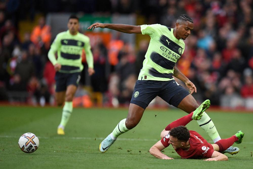 Pertahanan Manchester City, Manuel Akanji (tengah) mengasak Jota semasa perlawanan Liga Perdana Inggeris di Anfield pada Ahad lalu. - Foto AFP