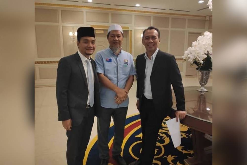 Najib (tengah) bersama Menteri Besar Johor, Datuk Onn Hafiz Ghazi (kiri) dalam satu pertemuan di Iskandar Puteri.