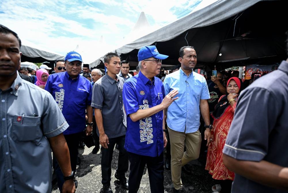 Ismail Sabri (empat dari kiri) melambai tangan kepada para pengunjung pada program Pemantapan Komuniti Bandar Keluarga Malaysia di Tasek Gelugor hari ini. Foto Bernama