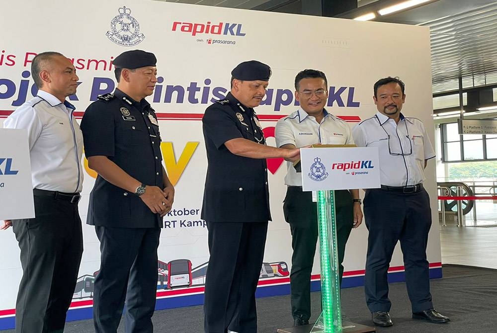 Azmi (tengah) merasmikan projek perintis RSP di MRT Kampung Batu, Kuala Lumpur pada Rabu.