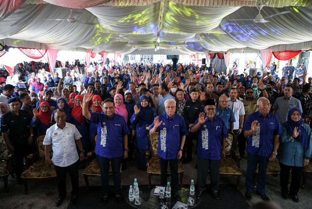 Ismail Sabri Yaakob (depan; tiga dari kiri) bergambar bersama para pengunjung pada program Pemantapan Komuniti Bandar Keluarga Malaysia di Tasek Gelugor hari ini. - Foto Bernama