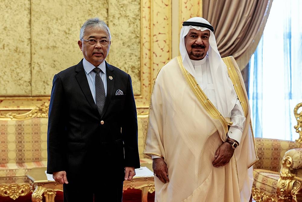 Al-Sultan Abdullah berkenan menerima kunjungan hormat Duta Besar Arab Saudi ke Malaysia Datuk Dr Mahmoud Hussein Saeed Qattan (kanan) di Istana Negara hari ini. Foto Bernama