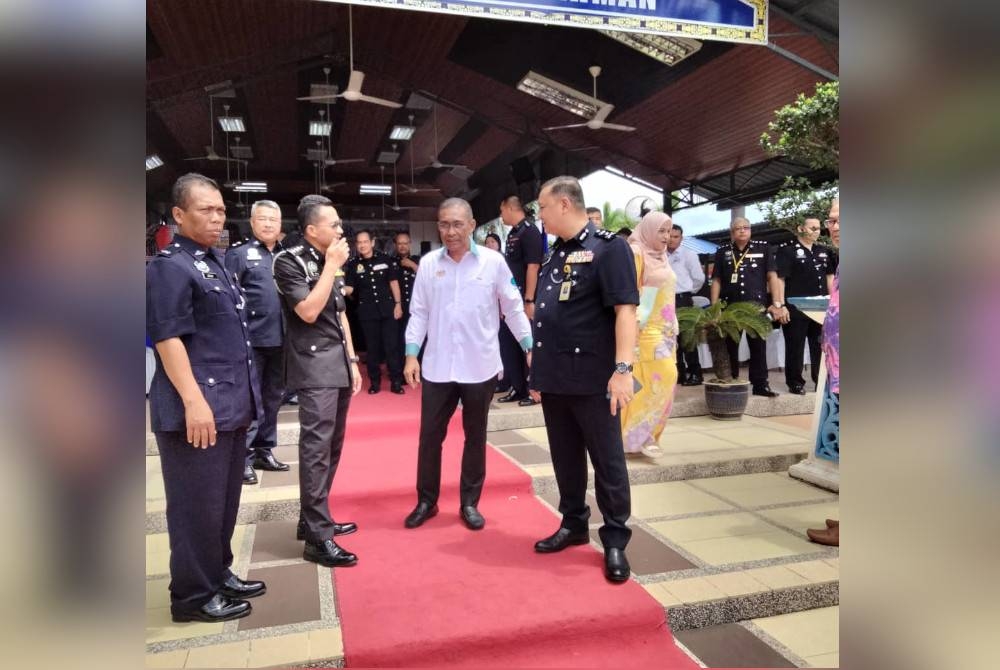 Takiyuddin (dua dari kanan) menghadiri Majlis Kesyukuran dan Maulidur Rasul 1444 Hijrah dan Sempena Kenaikan Pangkat Ketua Polis Kelantan pada Rabu.