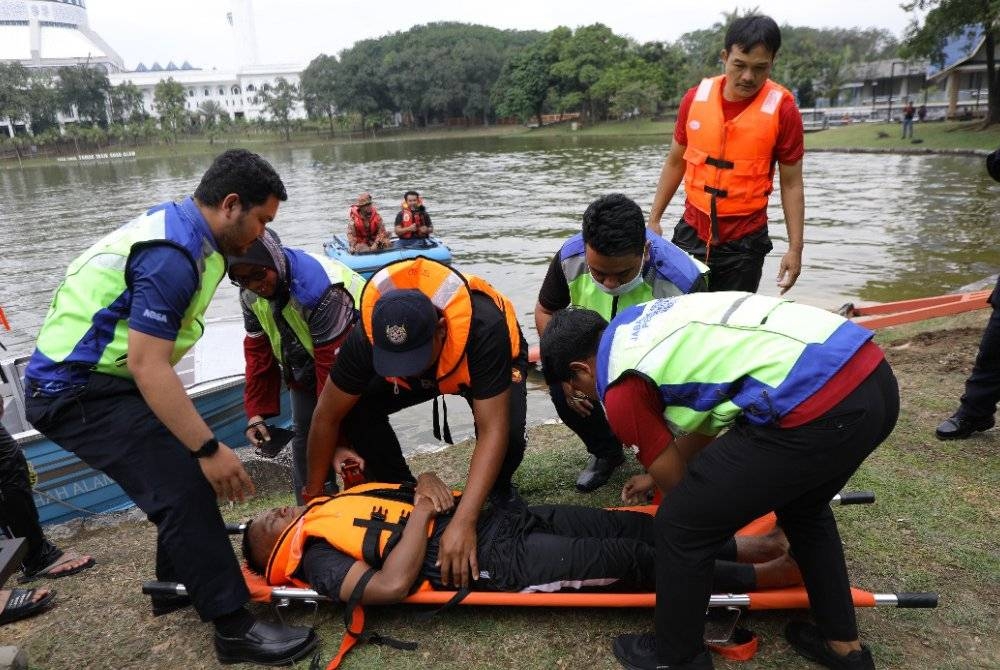 Simulasi dibahagikan kepada menyelamatkan mangsa banjir dan mangsa lemas di dalam air di bawah pemerhatian JBPM Shah Alam.