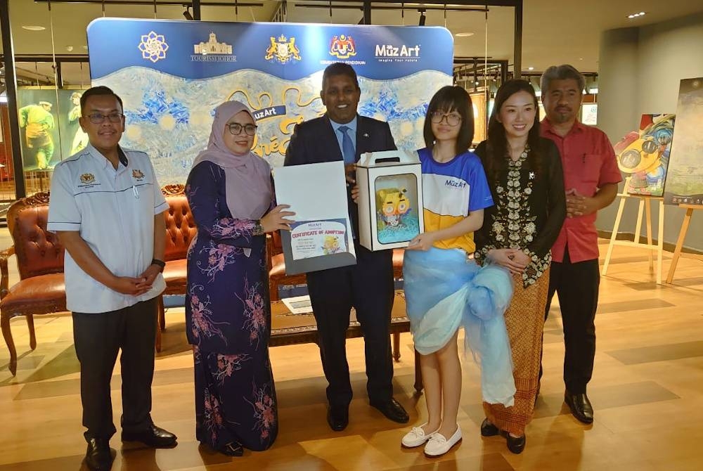 Raven Kumar (tengah) menyampaikan sijil pengiktirafan kepada peserta pertandingan kreativiti anjuran Muzart International di Kompleks Yayasan Warisan Johor, Johor Bahru pada Rabu.