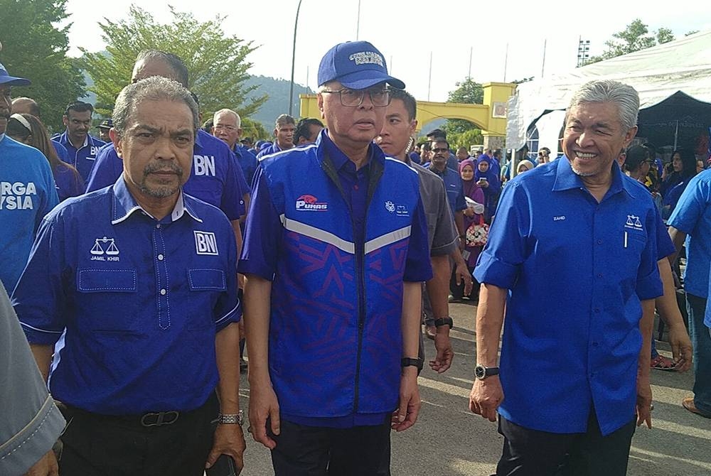 Ismail Sabri (tengah) dan Ahmad Zahid (kanan) ketika hadir ke Pelancaran Gerak Kerja Jentera BN Kedah PRU15 di Dataran Serdang pada Rabu.