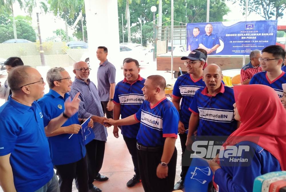 Saarani (tengah) ketika hadir menyempurnakan Majlis Pelancaran Briged Sukarelawan Banjir UMNO Perak di Bangunan UMNO Perak pada Rabu.