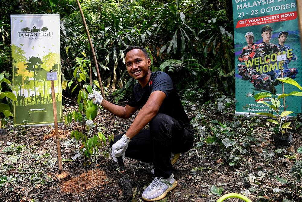 Damok bersama pokok di Taman Tugu selepas Majlis Penanaman Pokok bersama Pelumba MotoGP menjelang perlumbaan Petronas MotoGP 2022 minggu ini. - Foto Bernama