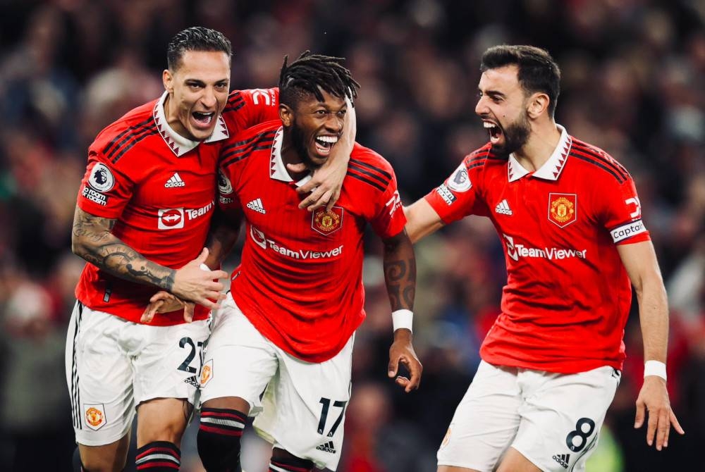 Fernandes (kanan) antara pencetak gol Manchester United ketika menewaskan Tottenham Hotspur dalam perlawanan Liga Perdana Inggeris di Old Trafford. - Foto Agensi