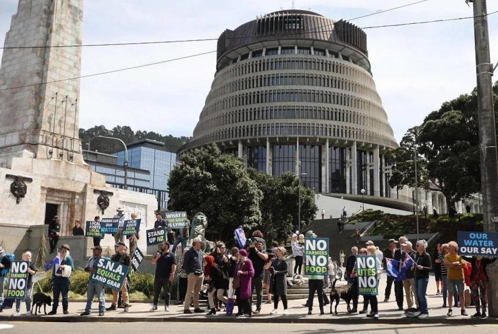 Orang ramai menyertai protes bagi menentang cukai 'sendawa dan kentut' di Wellington pada Khamis. - Foto AFP