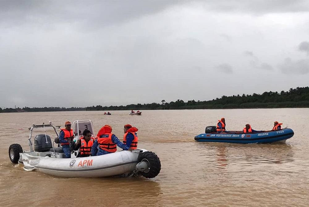 Anggota APM Kelantan menjalani latihan asas pertahanan awam seperti pengendalian bot dan pengurusan bencana sebagai persediaan menghadapi Monsun Timur Laut. -Foto: FB APM Kelantan