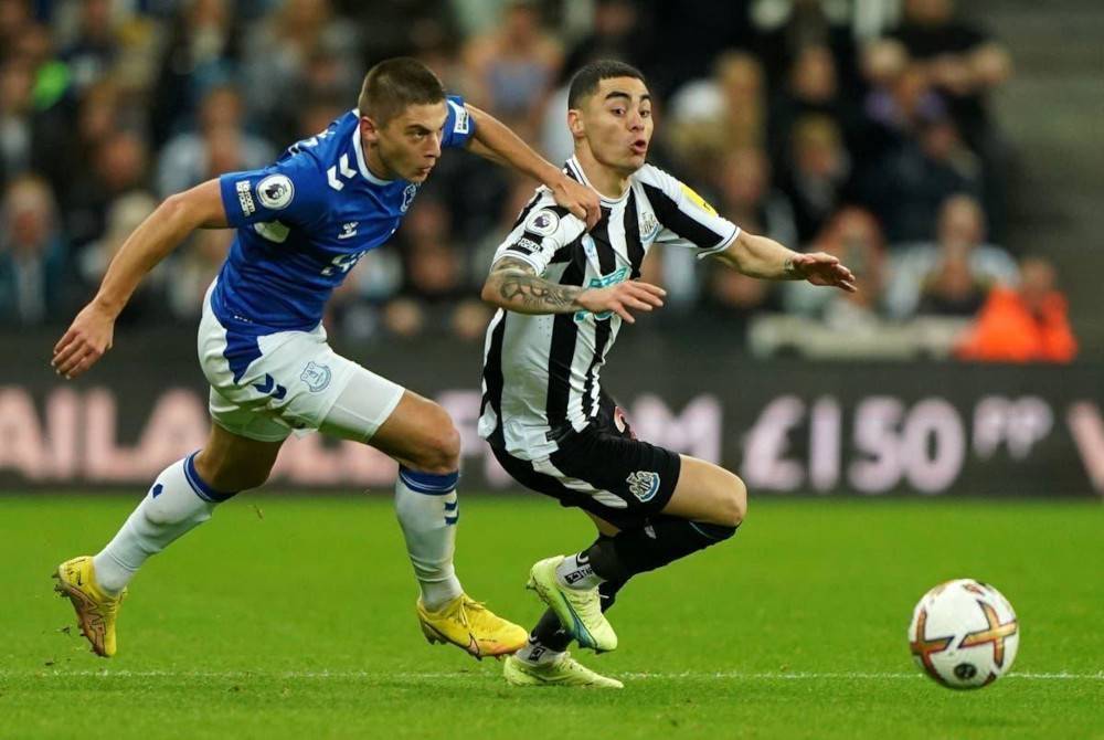 Almiron (kanan) ketika diasak pemain Everton dalam perlawanan liga di Stadium St James' Park. - Foto Agensi