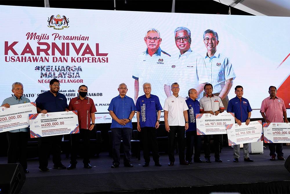 Ismail Sabri (tengah), Noh Omar (empat dari kiri) dan Tengku Zafrul (lima dari kanan) bersama para penerima bantuan selepas merasmikan Karnival Usahawan Dan Koperasi Keluarga Malaysia (KUKKM) Negeri Selangor di Dataran Eco Grandeur, Puncak Alam pada Khamis. -Foto: Bernama