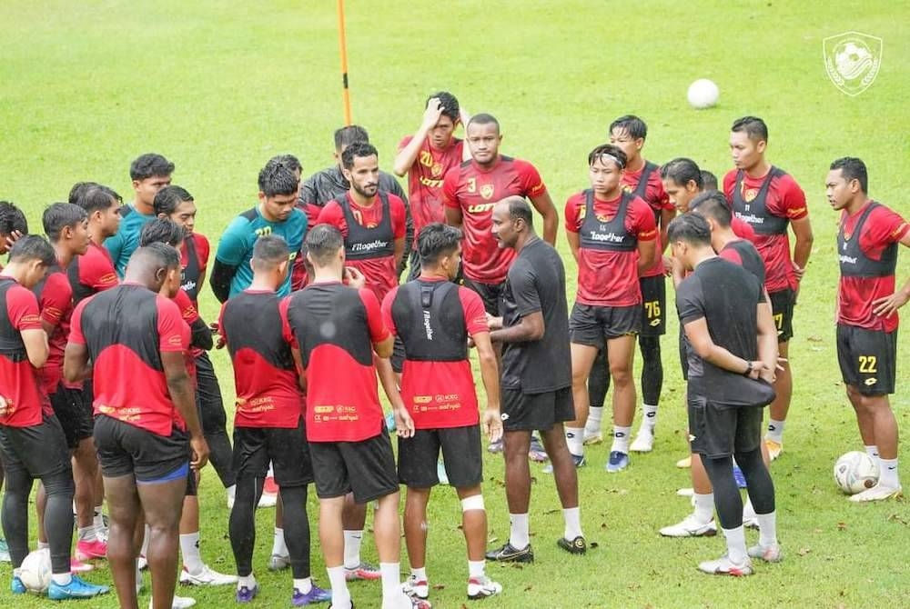 Pemain KDA FC kembali menjalani latihan di Alor Setar bersama Victor selepas berehat dua hari bagi menghadapi pentas Piala Malaysia 2022.- Foto KDA FC