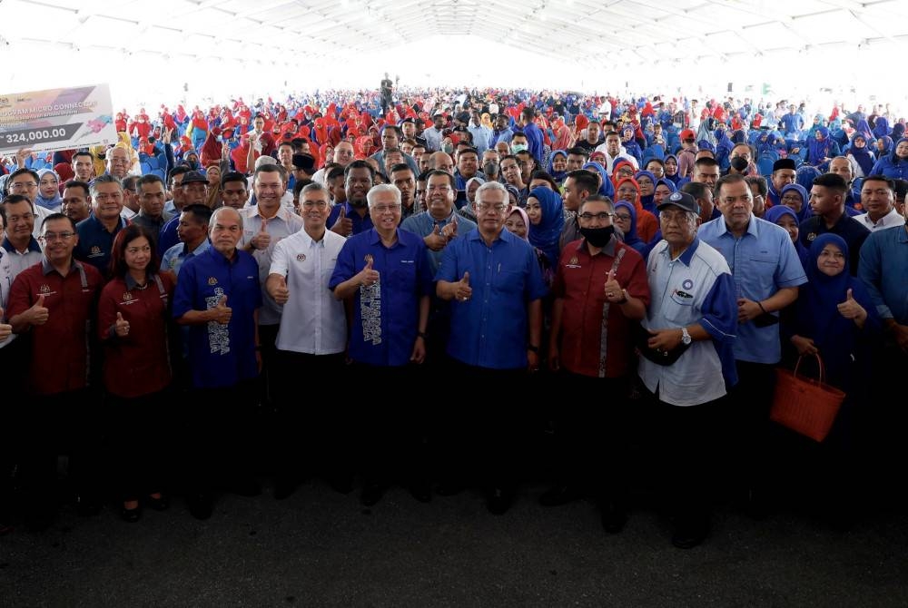 Tengku Zafrul (depan, empat dari kiri) bersama Ismail Sabri Yaakob (tengah) dan Menteri Pembangunan Usahawan dan Koperasi, Tan Sri Noh Omar bergambar bersama para pengunjung di Dataran Eco Grandeur, Puncak Alam hari ini. 