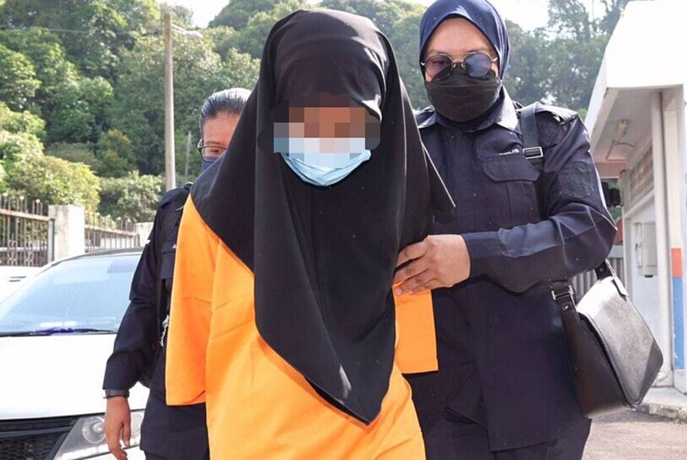 Remaja perempuan (tengah) direman enam hari mulai Khamis, bagi membantu siasatan.