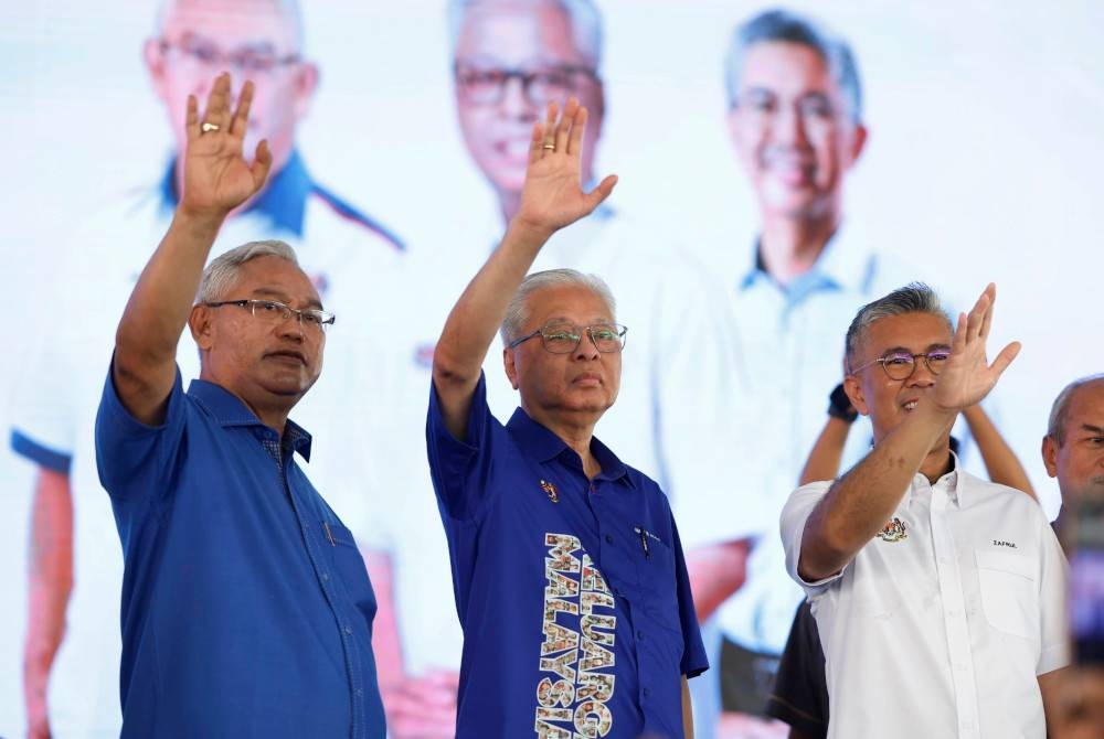 Ismail Sabri (tengah) mengangkat tangan ke arah pengunjung selepas merasmikan Karnival Usahawan dan Koperasi Keluarga Malaysia Negeri Selangor di Dataran Eco Grandeur, Puncak Alam hari ini. Turut hadir Menteri Pembangunan Usahawan dan Koperasi, Tan Sri Noh Omar (kiri) dan Menteri Kewangan, Tengku Datuk Seri Zafrul Tengku Aziz (kanan). - Foto Bernama