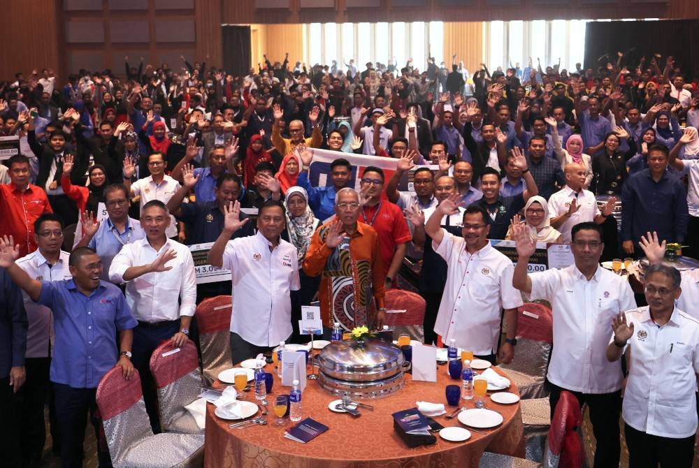 Mahdzir bergambar bersama tetamu yang hadir pada Majlis Anugerah Institusi Pendidikan TVET@KPLB 2022 di sebuah hotel di Kuala Lumpur hari ini. - Foto Bernama
