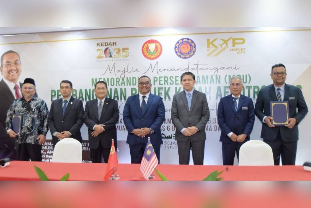 Muhammad Sanusi (tengah) bersama sebahagian pemain industri pada majlis memeterai MoU Kedah Aerotropolis di Wisma Darul Aman.