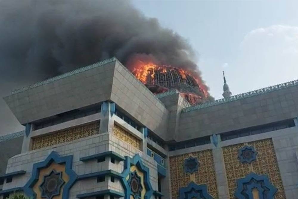 1. Gambar fail menunjukkan sebuah kubah terbakar di Masjid Raya, Pusat Islam, Jakarta Utara pada Rabu. -Foto: ANTARA