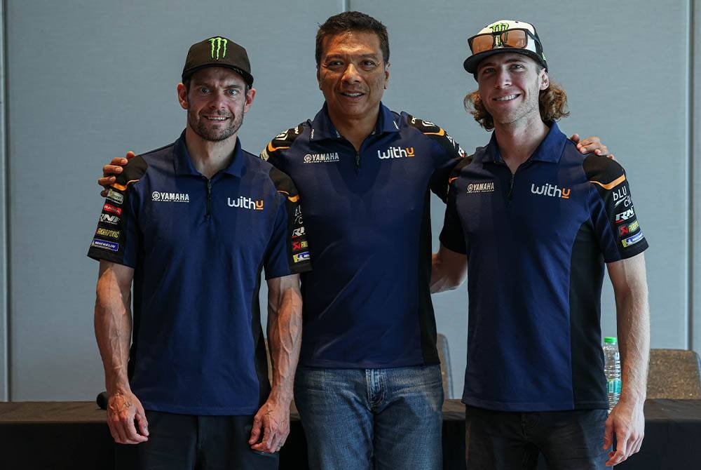 Razlan (tengah) bersama Crutchlow (kiri) dan Binder (kanan) semasa sesi media pasukan. - Foto Bernama