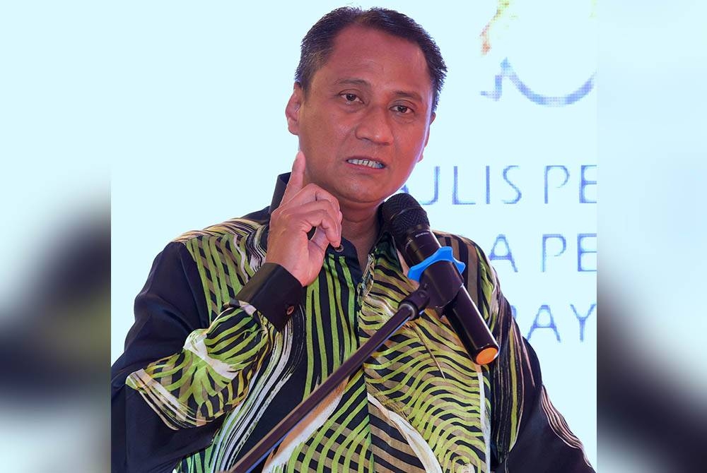 Azmi berucap pada Majlis Penyerahan Writ dan Watikah kepada Pegawai Pengurus Johor bagi PRU15 pada malam Khamis. - Foto Bernama