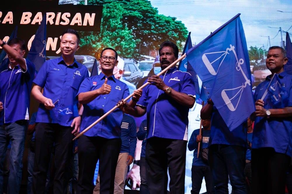 Mohd Fuad (tiga dari kiri), Ketua MCA Bahagian Bakri, Datuk Chris Lee Yong (dua dari kiri) dan Ketua MIC Bahagian Bakri, K Sundral (tengah) ketika merasmikan Jentera Pilihan Raya Barisan Nasional di Taman Sakeh Baru, Bakri, Muar pada malam Khamis.