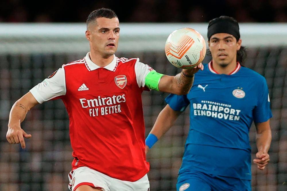 Xhaka (kiri) menyumbat gol tunggal ketika membantu Arsenal menewaskan PSV 1-0 dalam saingan Europa pada Jumaat. - Foto Agensi