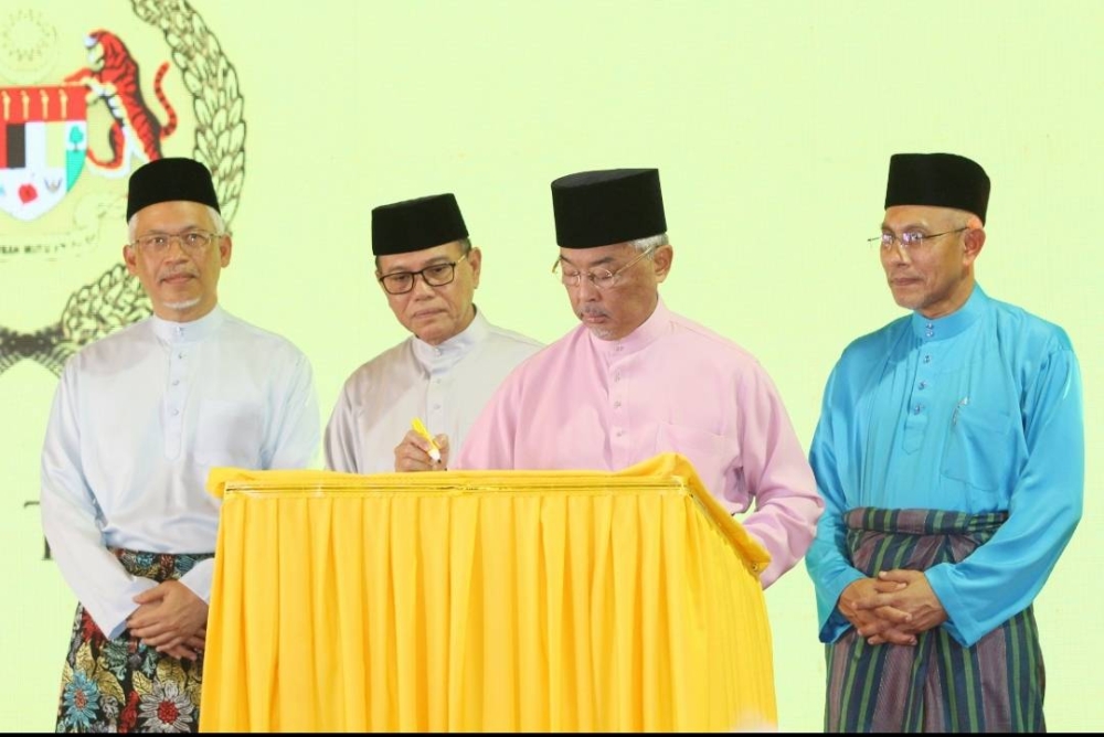 Al-Sultan Abdullah Ri’ayatuddin Al-Mustafa Billah Shah diiringi Wan Rosdy (dua dari kiri), Sallehuddin (kanan) dan Mahmud (kanan) menyempurnakan Majlis Perasmian Kompleks MTTNP, Balok di sini pada Jumaat.
