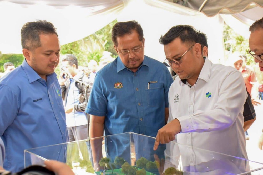 Abdul Rahman (tengah) mendengar penerangan daripada Saiful mengenai PTKM Kuala Lipis pada Jumaat.