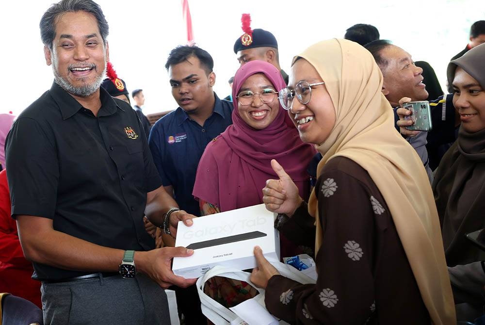 Khairy Jamaluddin (kiri) menyantuni penuntut universiti pada Program Agihan Peranti Siswa Keluarga Malaysia di Kampus Universiti Teknologi Malaysia (UiTM) Cawangan Seremban pada Jumaat. - Foto Bernama