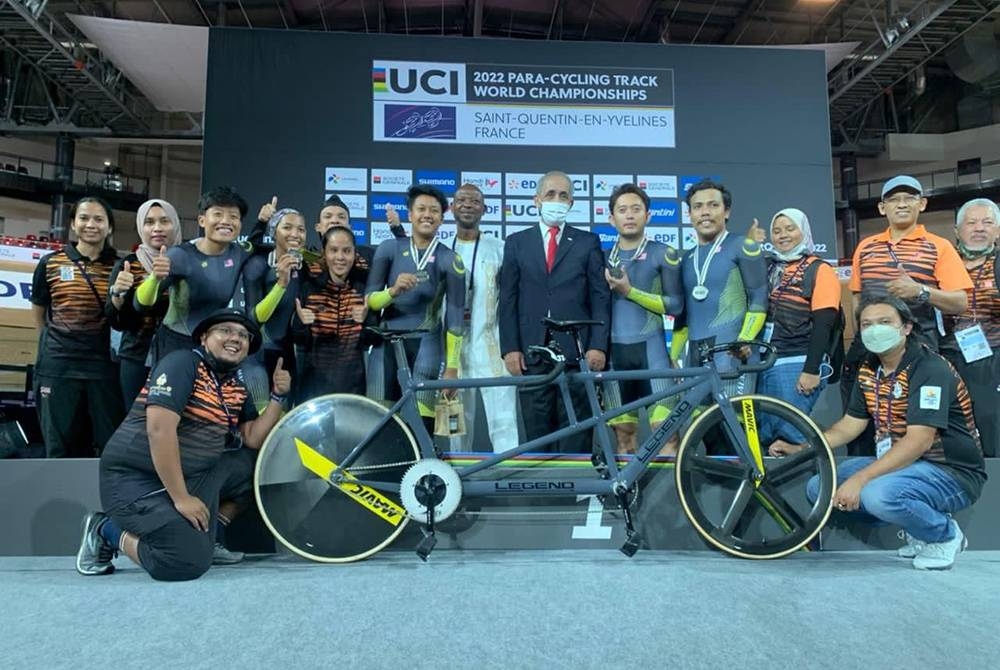 Skuad berbasikal negara meraih pingat perak pada Kejohanan Basikal Para Trek Sedunia 2022 di Perancis pada Jumaat. - Foto PKBM