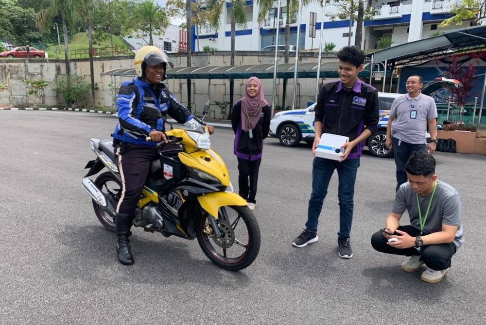 Sekumpulan pelajar UTeM membuat pengujian terhadap produk inovasi yang dibangunkan mereka.