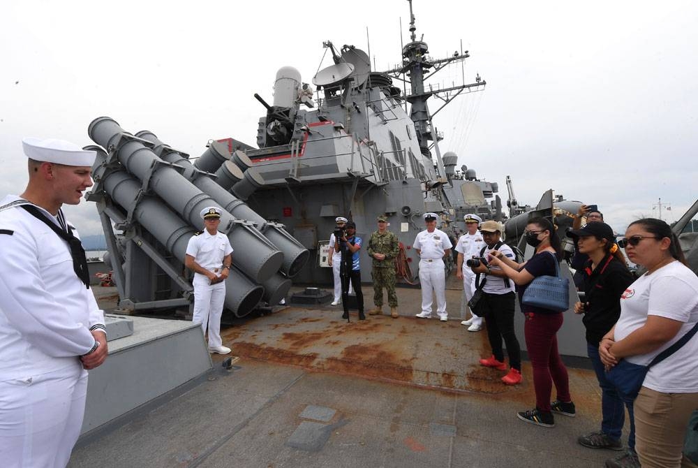 Rombongan media tempatan diberi taklimat ketika melawat kapal perang USS Milus Amerika Syarikat yang berlabuh di Pelabuhan Kota Kinabalu hari ini. Foto Bernama