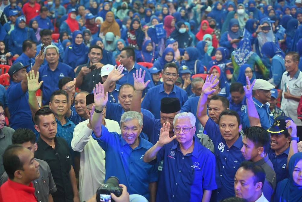 Ahmad Zahid dan Ismail Sabri ketika hadir ke Himpunan Solidariti Kestabilan dan Kemakmuran serta Pelancaran Jentera BN PRU15 di Dewan ABM Jenagor, di sini pada Jumaat.