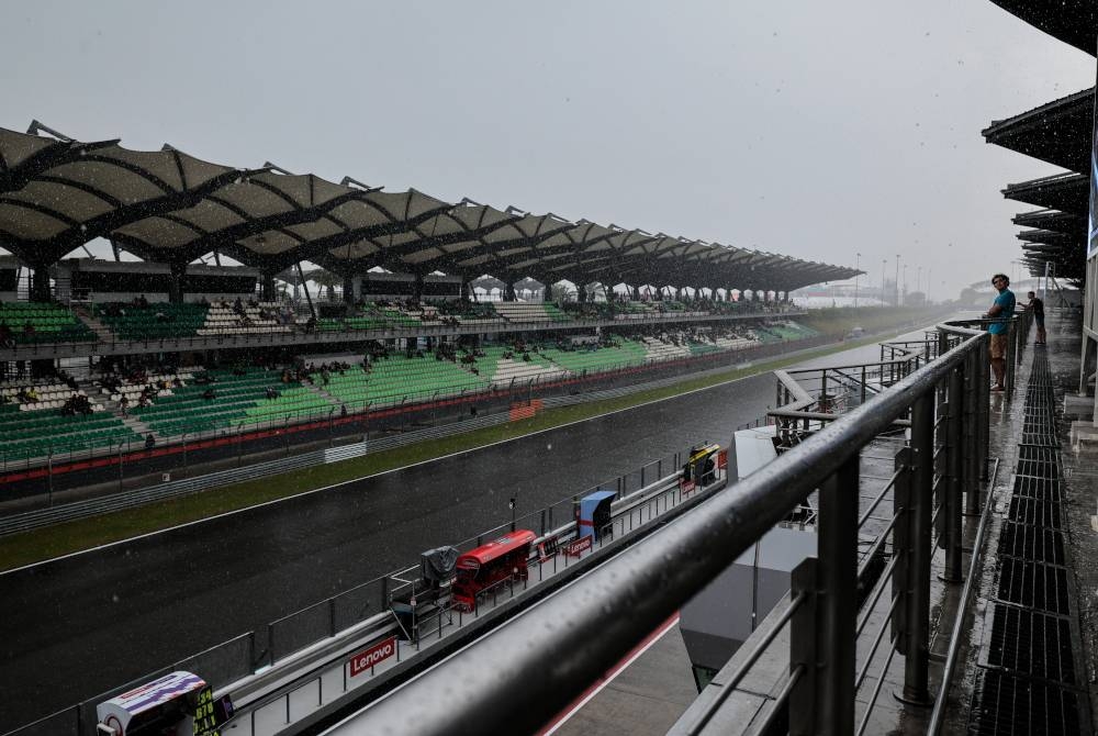 Cuaca hujan ketika sesi latihan bebas Moto2 2022 di Litar Antarabangsa Sepang hari ini. - Foto Bernama