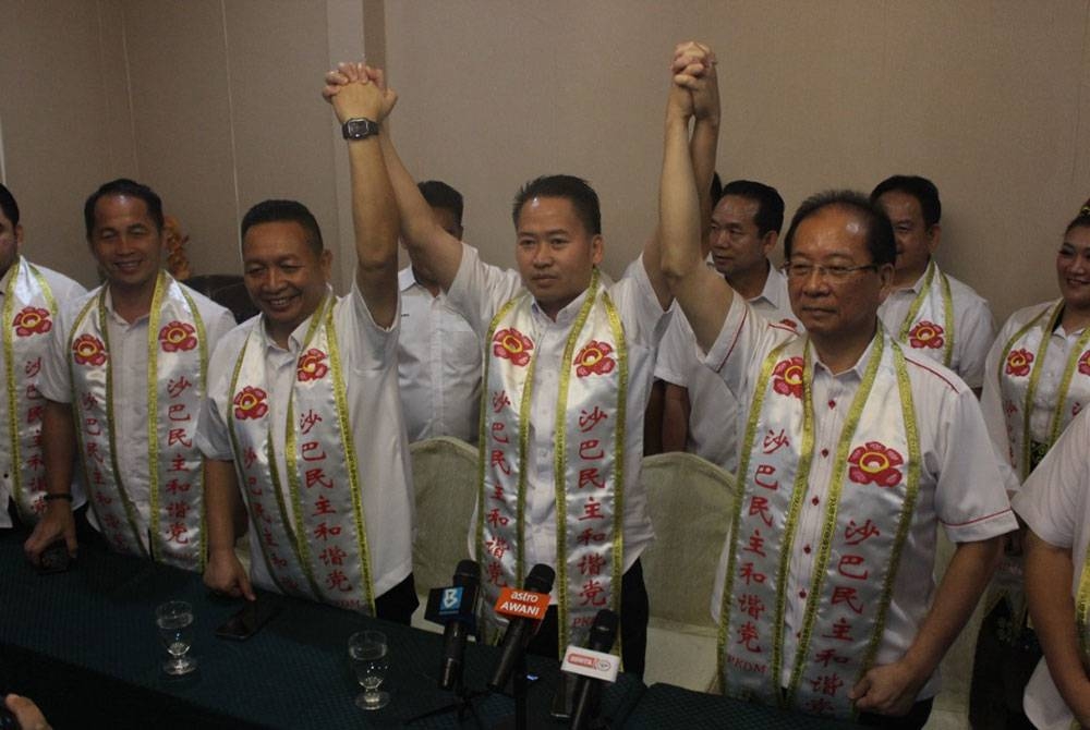 Peter (tengah) bersama Wetrom (kiri) dan Winston (kanan) sebagai calon bagi kerusi Parlimen Kota Marudu dan Kota Kinabalu.