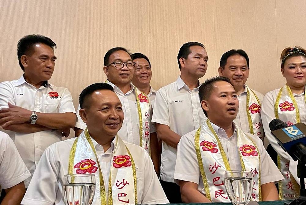 Wetrom (kiri) bersama Peter (kanan) ketika sidang akhbar selepas menghadiri Majlis Makan Malam Solidariti KDM di Dewan Hakka, Likas, Kota Kinabalu.