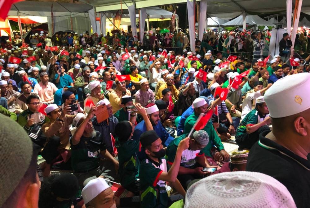 Orang ramai yang hadir ke Himpunan Penyatuan Ummah & Sambutan 32 Tahun Pentadbiran Membangun Bersama Islam di Kota Bharu pada Jumaat. - Foto Sinar Harian